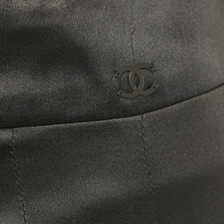 مملوكة مسبقًا Chanel Black Satin Flounce Knee-Length Skirt S