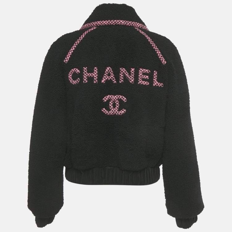 Pre Owned جاكيت شانيل فرو بالشعار المطرز أسود بسحاب مقاس صغير - سمول