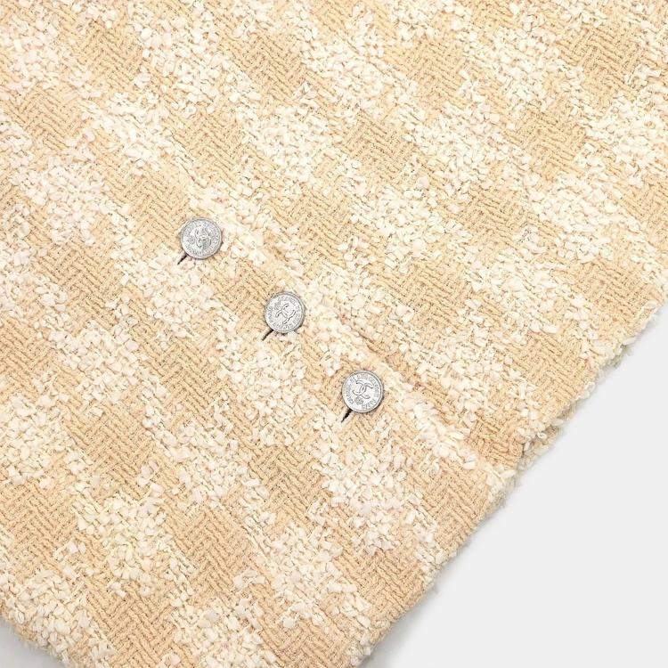 Pre Owned جاكيت وتنورة طقم شانيل بيج 96P مقاس 38