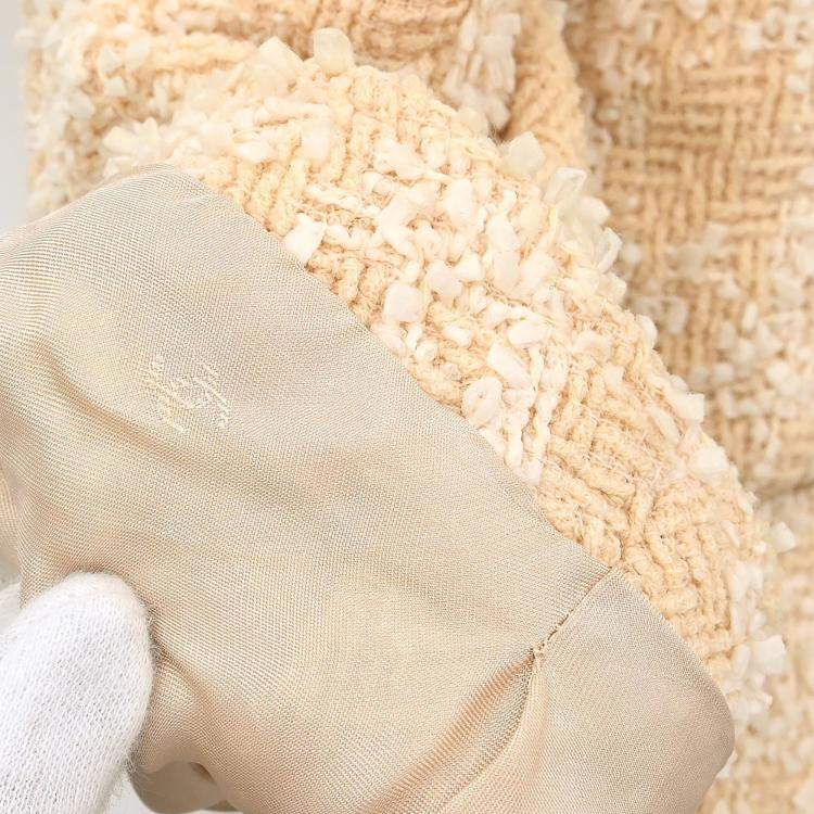 Pre Owned جاكيت وتنورة طقم شانيل بيج 96P مقاس 38