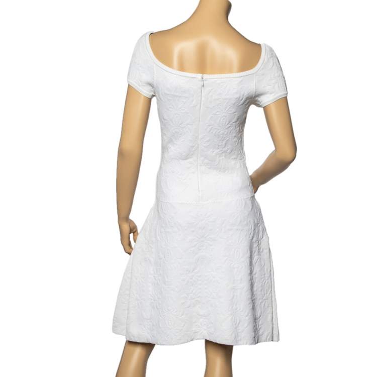 مملوكة مسبقًا Chanel White Embossed Jacquard Sheath Dress M