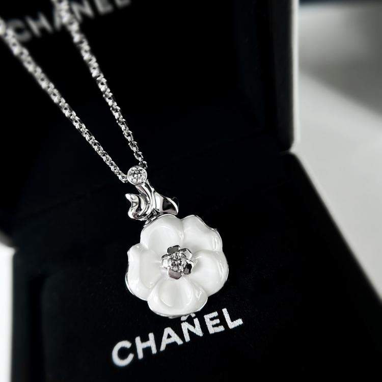 Pre Owned Chanel 18K White Gold Camelia White Ceramic Diamond Camellia Flower Necklace