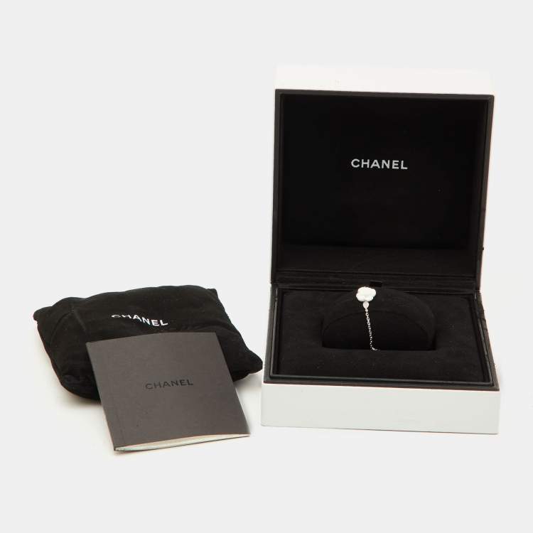 Pre Owned  Chanel Camélia Sculpté White Agate Inlay Diamond 18k White Gold Bracelet 