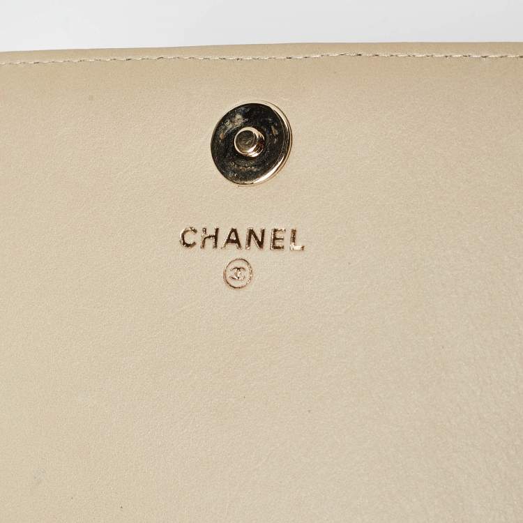 Pre Owned Chanel Cream Quilted Leather Boy Wallet On Chain