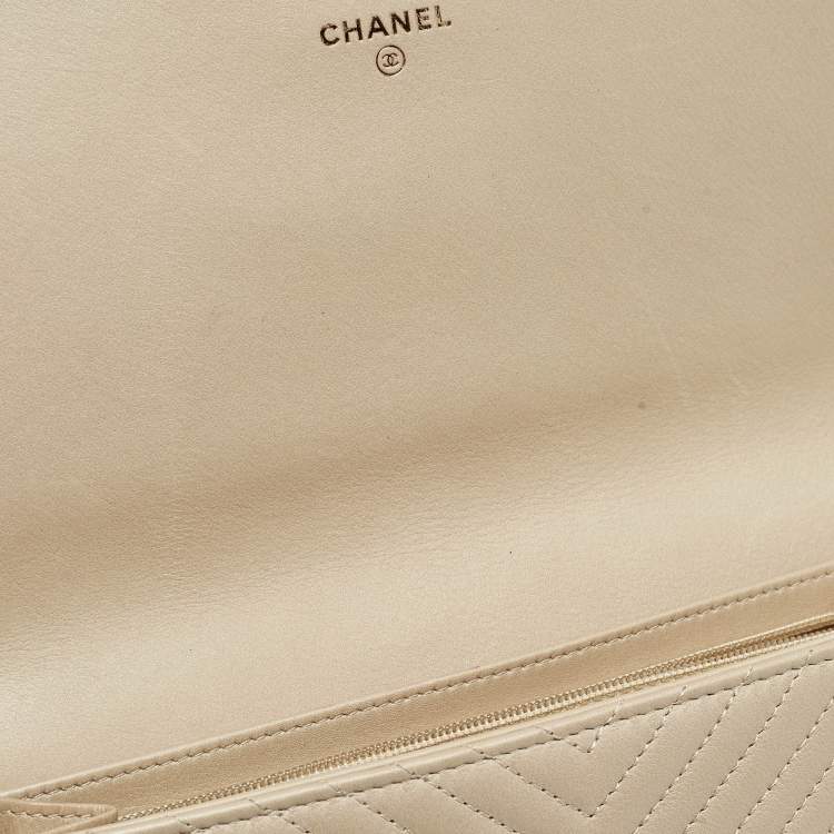 Pre Owned Chanel Cream Quilted Leather Boy Wallet On Chain