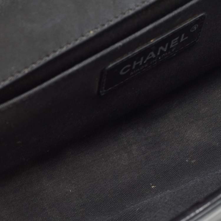 Pre Owned Chanel Black/Silver Chevron Patent Leather Medium Boy Flap Bag