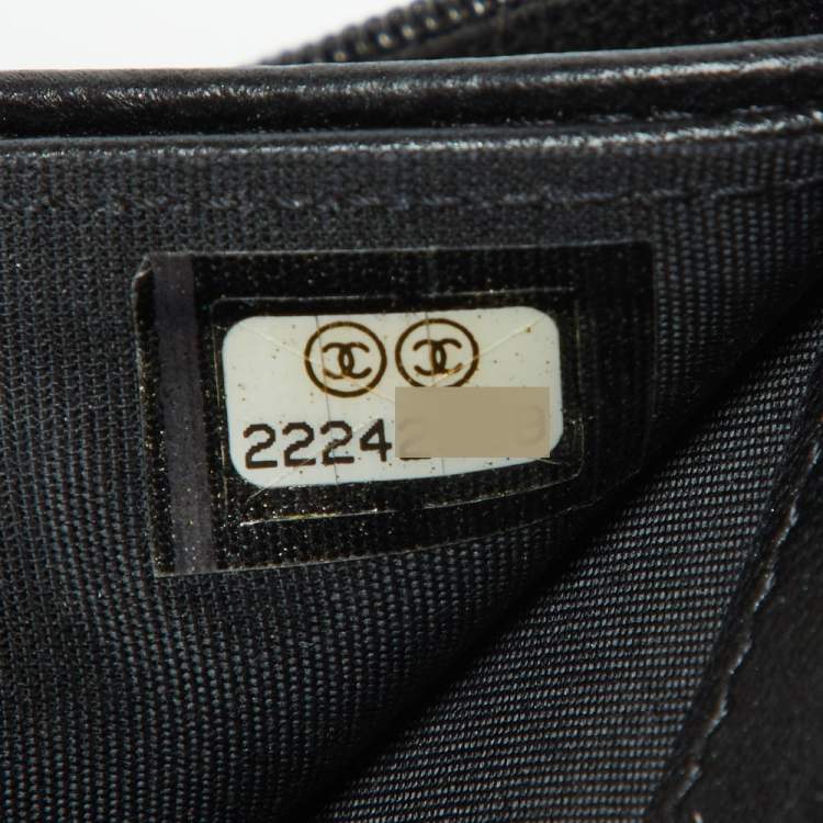 مملوكة مسبقًا Chanel Black Quilted Patent Leather Boy Zip Around Wallet