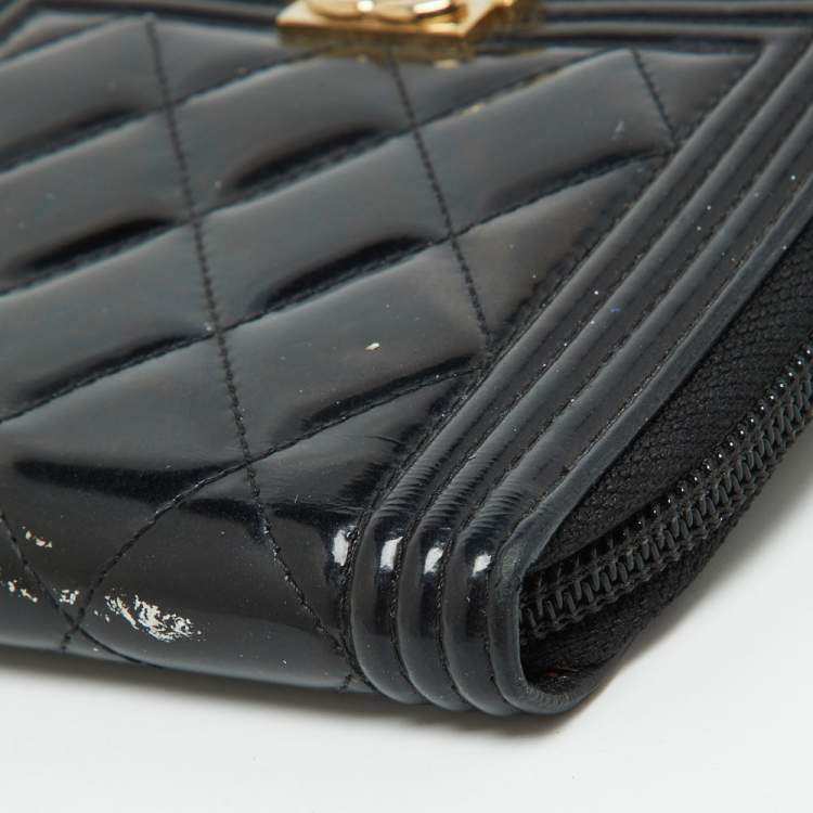 مملوكة مسبقًا Chanel Black Quilted Patent Leather Boy Zip Around Wallet