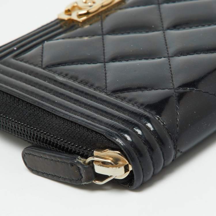 مملوكة مسبقًا Chanel Black Quilted Patent Leather Boy Zip Around Wallet