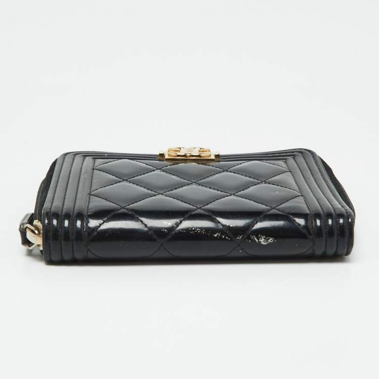 مملوكة مسبقًا Chanel Black Quilted Patent Leather Boy Zip Around Wallet