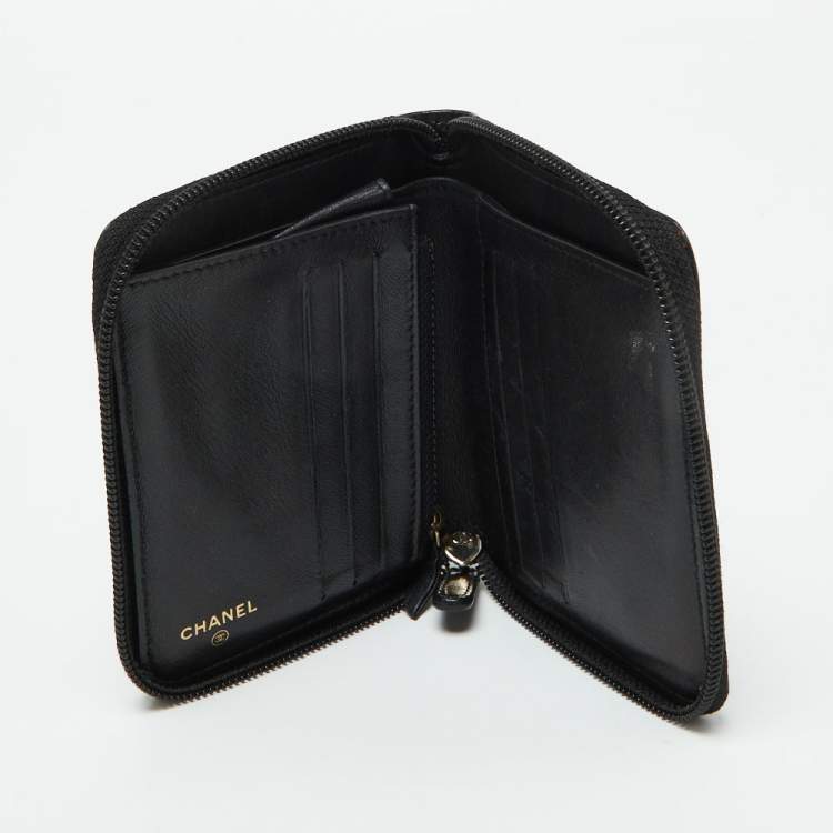 مملوكة مسبقًا Chanel Black Quilted Patent Leather Boy Zip Around Wallet