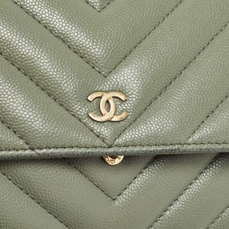 مملوكة مسبقًا Chanel Light Green Quilted Leather CC Wallet on Chain