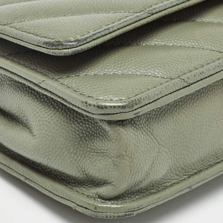 مملوكة مسبقًا Chanel Light Green Quilted Leather CC Wallet on Chain