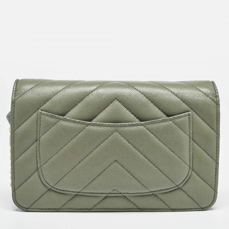 مملوكة مسبقًا Chanel Light Green Quilted Leather CC Wallet on Chain