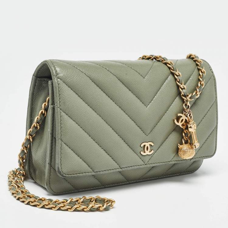 مملوكة مسبقًا Chanel Light Green Quilted Leather CC Wallet on Chain