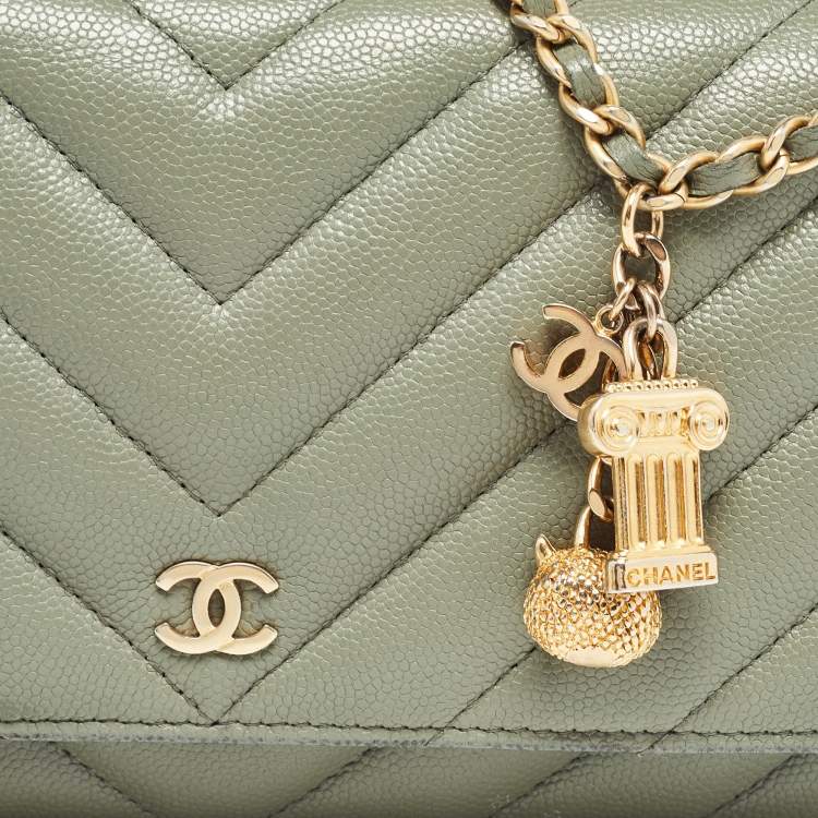 مملوكة مسبقًا Chanel Light Green Quilted Leather CC Wallet on Chain