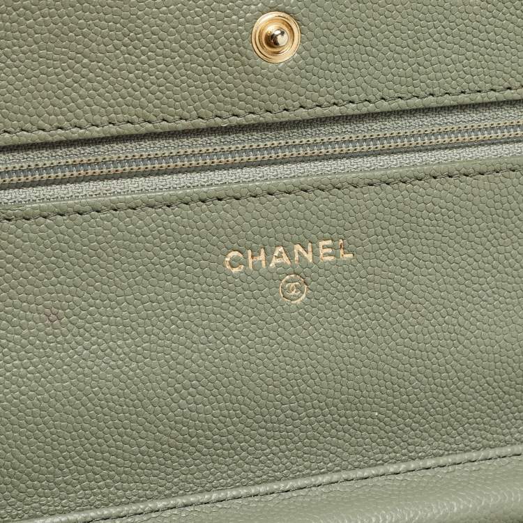 مملوكة مسبقًا Chanel Light Green Quilted Leather CC Wallet on Chain