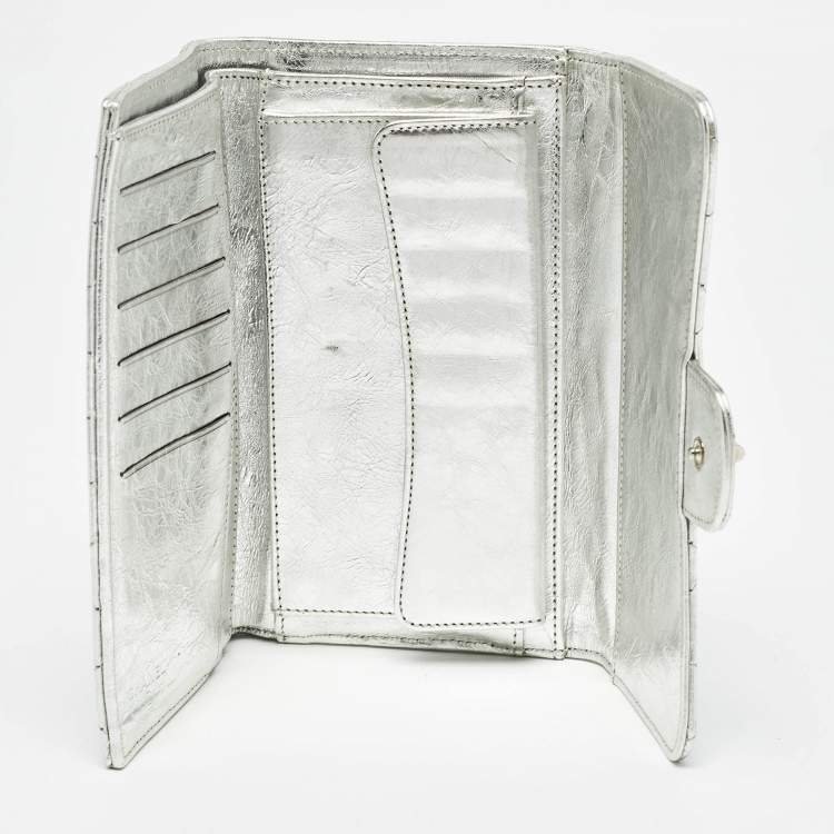 Pre Owned Chanel Silver Quilted Patent Leather Reissue Continental Wallet