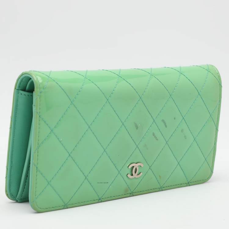 Pre Owned Chanel Green Quilted Patent Leather CC Flap Continental Wallet