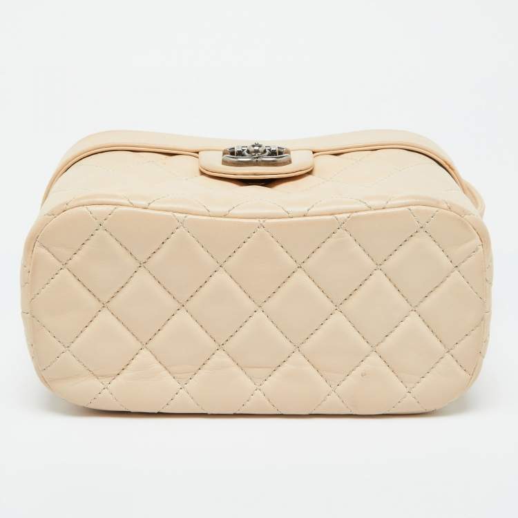 Pre Owned Chanel Beige Quilted Leather Boy Vanity Case Bag