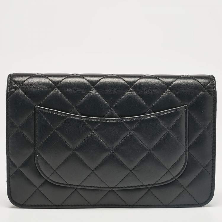 مملوكة مسبقًا Chanel Black Quilted Leather Classic Wallet On Chain