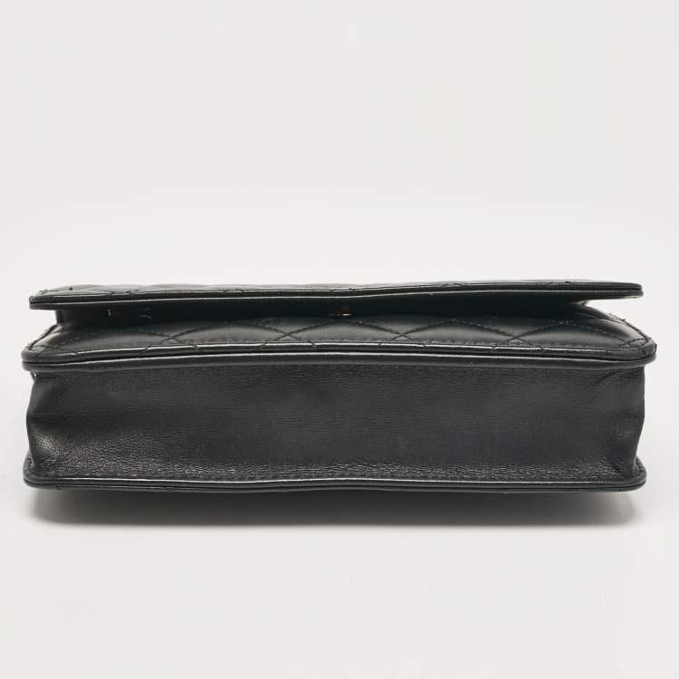مملوكة مسبقًا Chanel Black Quilted Leather Classic Wallet On Chain