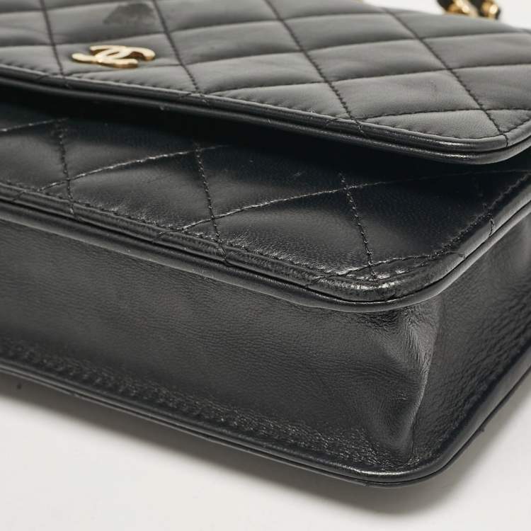 مملوكة مسبقًا Chanel Black Quilted Leather Classic Wallet On Chain