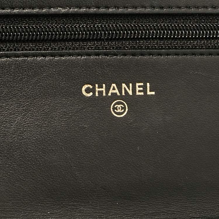 مملوكة مسبقًا Chanel Black Quilted Leather Classic Wallet On Chain