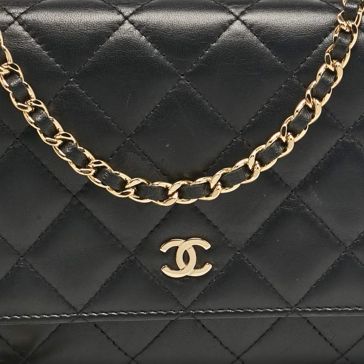 مملوكة مسبقًا Chanel Black Quilted Leather Classic Wallet On Chain