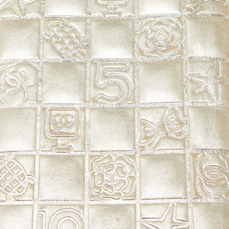 Pre Owned Chanel Gold Charm Icon Leather CC Bifold Wallet