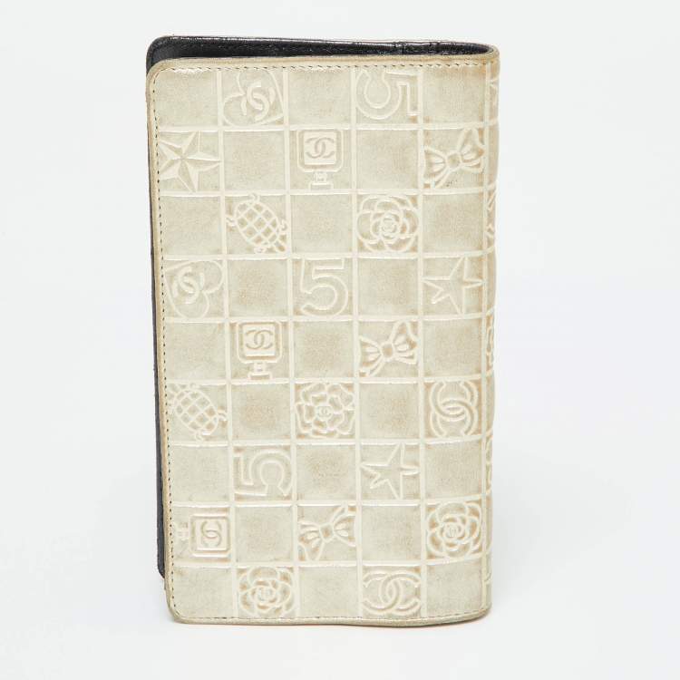 Pre Owned Chanel Gold Charm Icon Leather CC Bifold Wallet