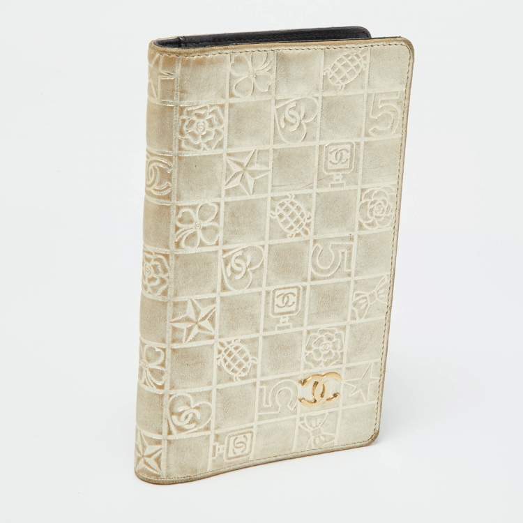 Pre Owned Chanel Gold Charm Icon Leather CC Bifold Wallet