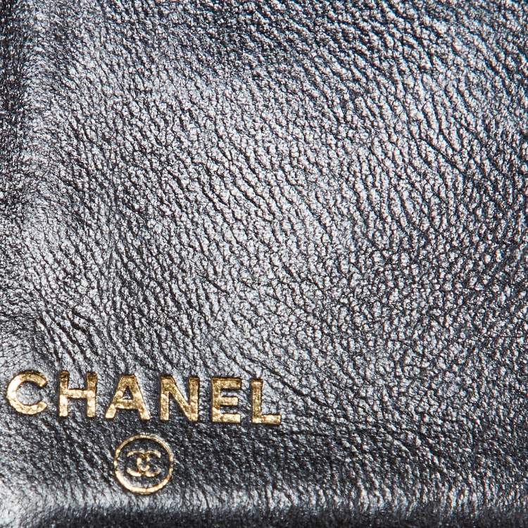 Pre Owned Chanel Gold Charm Icon Leather CC Bifold Wallet