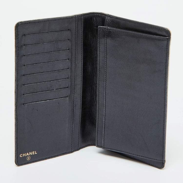Pre Owned Chanel Gold Charm Icon Leather CC Bifold Wallet