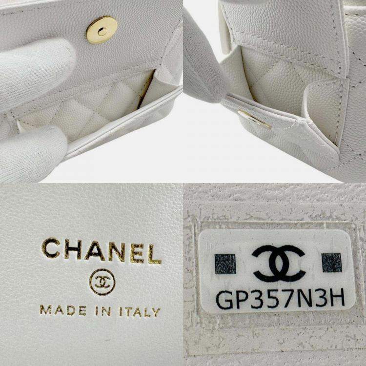 Pre Owned Chanel White Caviar Quilted Polly Pocket East West Top Vanity With Chain 