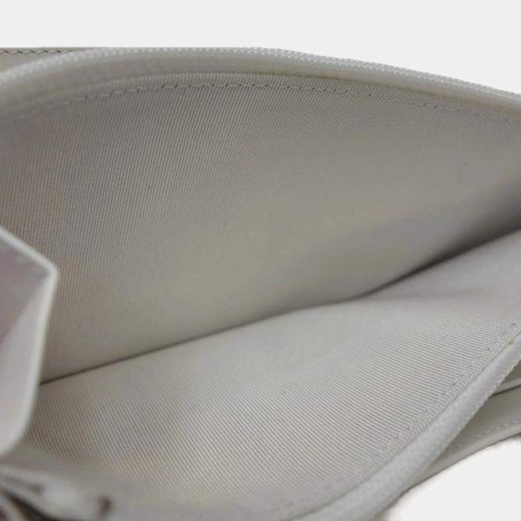 Pre Owned Chanel White Leather Matelasse CC Mark 19 Round Zipper