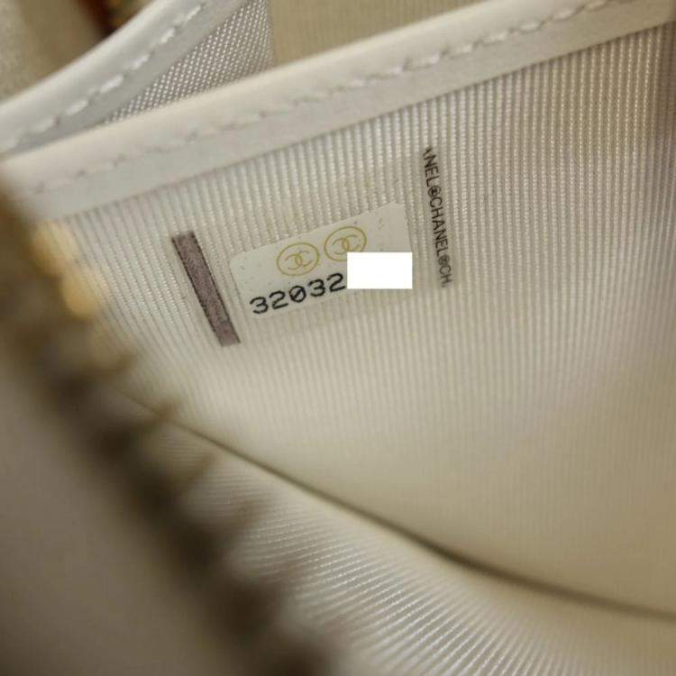 Pre Owned Chanel White Leather Matelasse CC Mark 19 Round Zipper