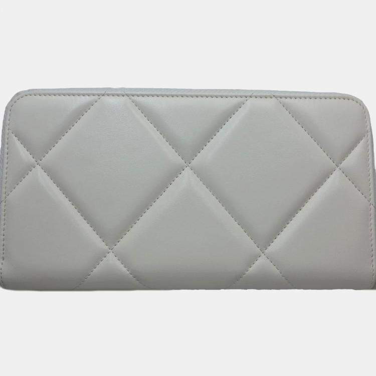 Pre Owned Chanel White Leather Matelasse CC Mark 19 Round Zipper