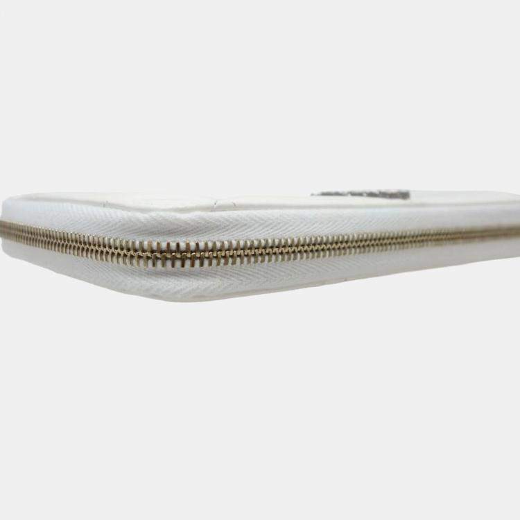 Pre Owned Chanel White Leather Matelasse CC Mark 19 Round Zipper