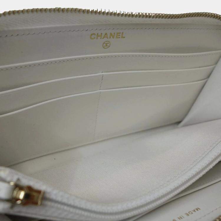 Pre Owned Chanel White Leather Matelasse CC Mark 19 Round Zipper