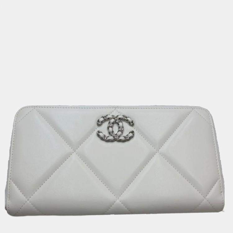 Pre Owned Chanel White Leather Matelasse CC Mark 19 Round Zipper