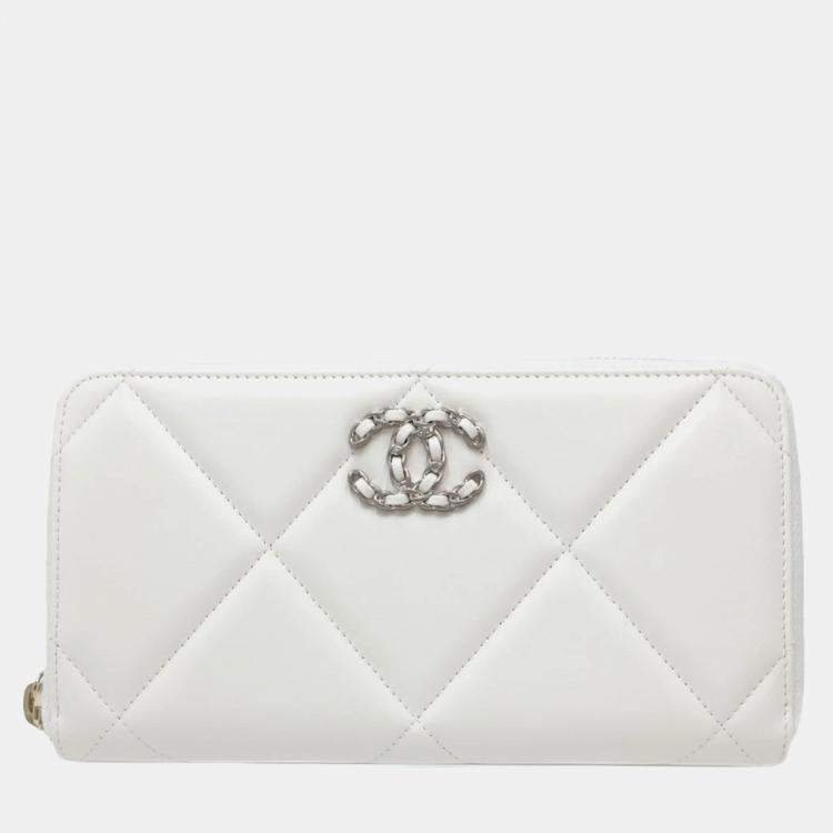 Pre Owned Chanel White Leather Matelasse CC Mark 19 Round Zipper