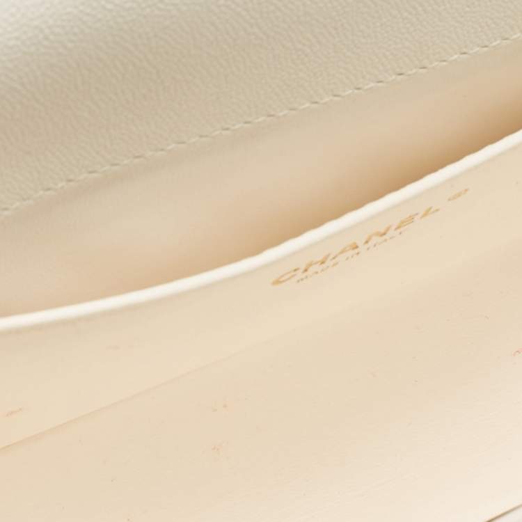 Pre Owned Chanel Off White Quilted Caviar Leather Medium Chain Around Boy Flap Bag