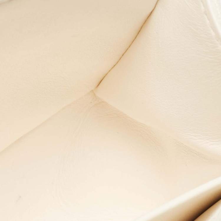 Pre Owned Chanel Off White Quilted Caviar Leather Medium Chain Around Boy Flap Bag