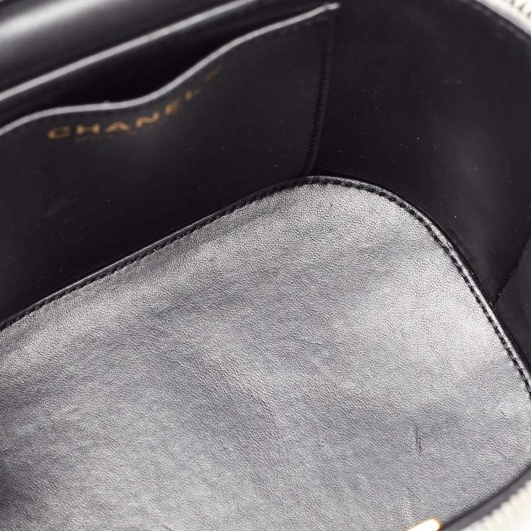 Pre Owned Chanel White Quilted Leather Trendy CC Vanity Case Bag