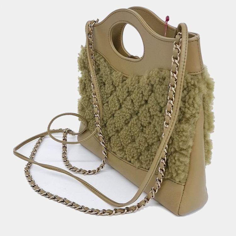 مملوكة مسبقًا Chanel shearling 31 mini shopping bag
