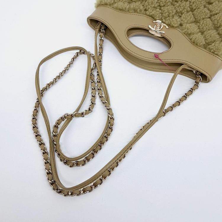مملوكة مسبقًا Chanel shearling 31 mini shopping bag