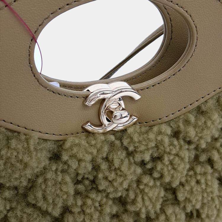 مملوكة مسبقًا Chanel shearling 31 mini shopping bag