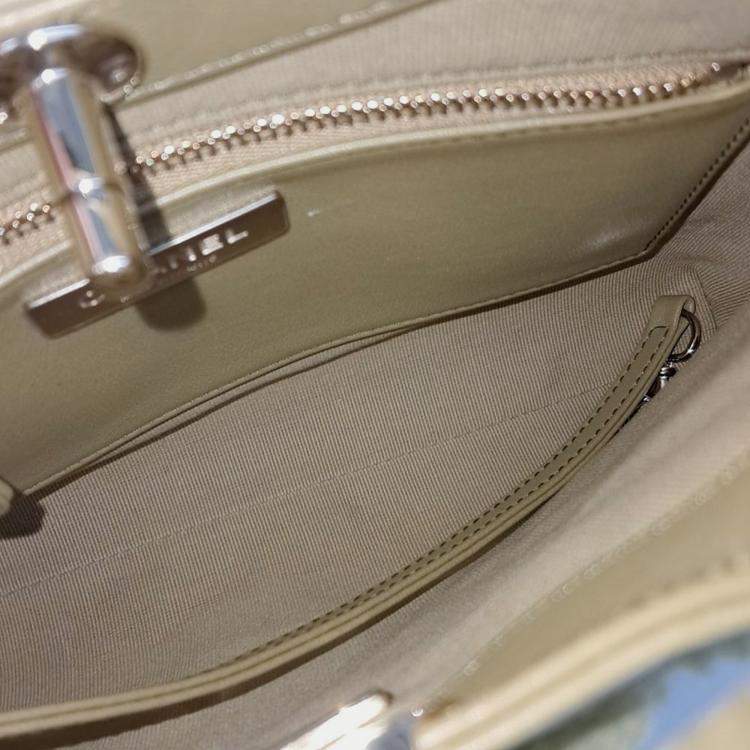 مملوكة مسبقًا Chanel shearling 31 mini shopping bag