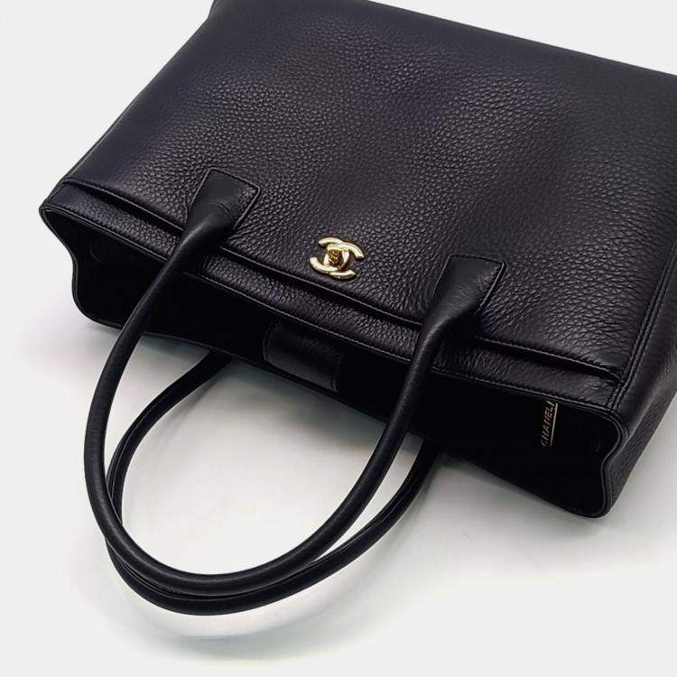 مملوكة مسبقًا Chanel Black Leather Surf Grand Bag